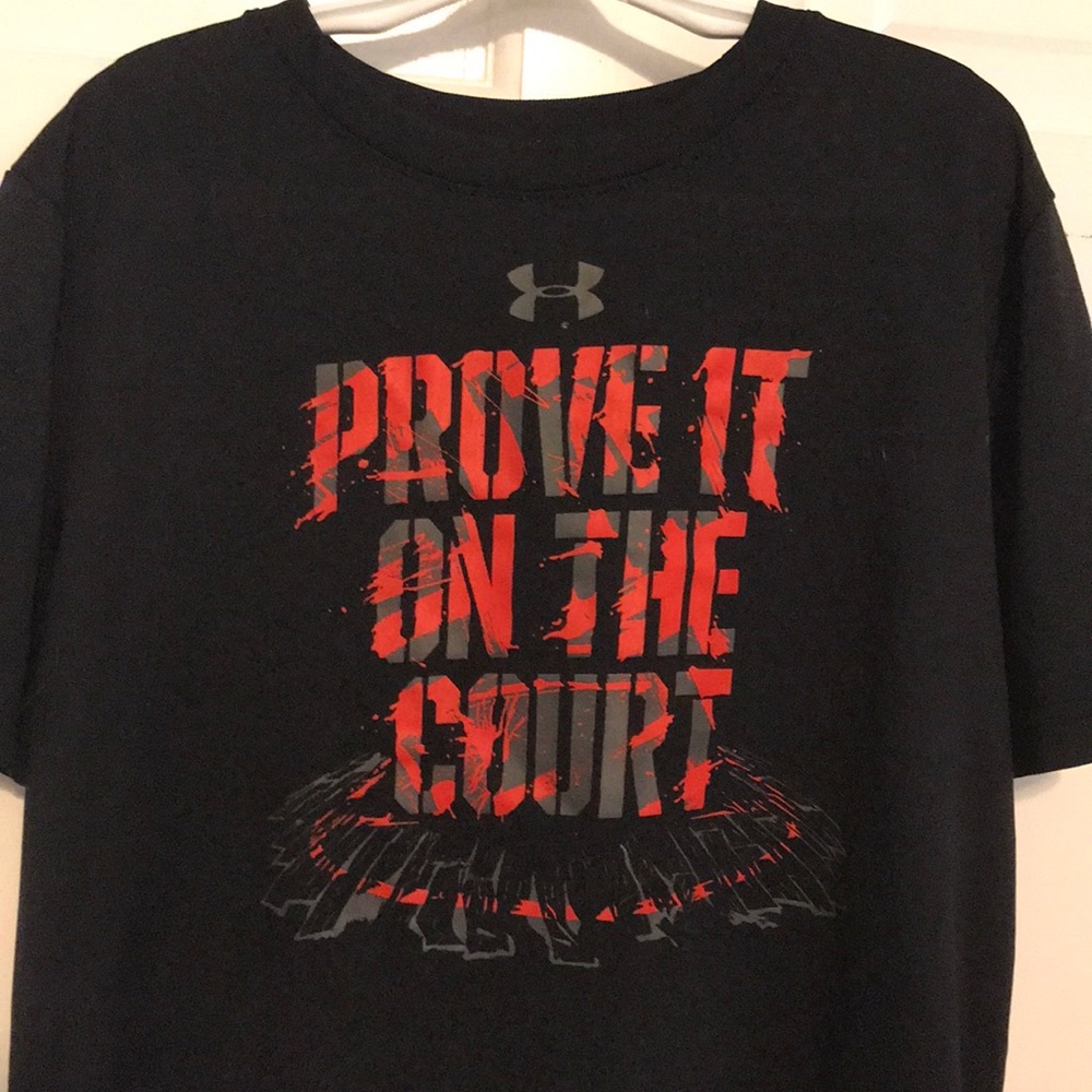 Boys Under Armour dry fit shirt (M)